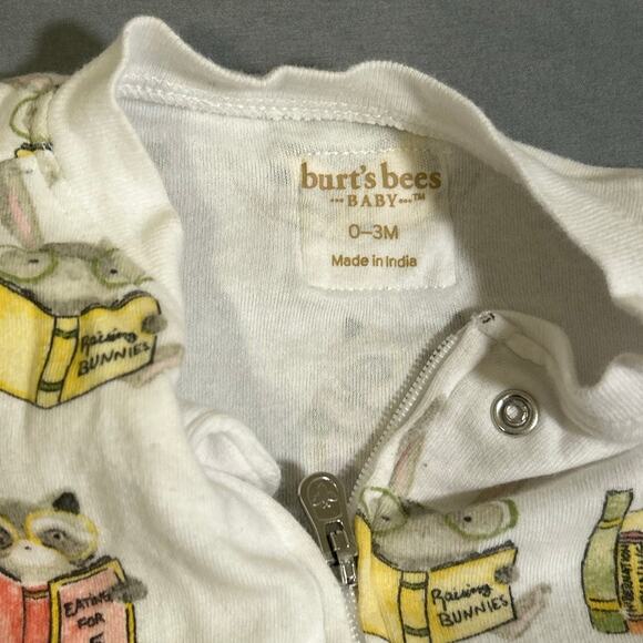 Burts Bees Baby 0-3M White Reading Animals Footed Pajamas - Picture 2 of 3